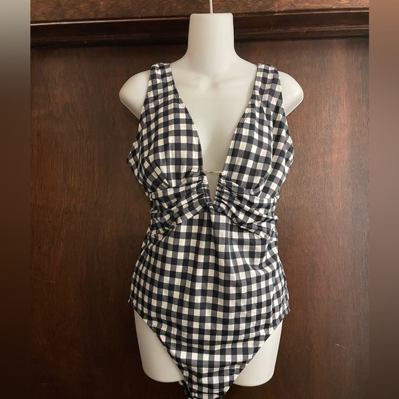 Adore Me Brand Black & White Andria Contour Plus Swimsuit Size 1X Worn Once - Picture 1 of 5